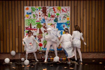 Alumnos del colegio  San Ramón y San Antonio de Madrid durante una función del programa de Educación Responsable de la Fundación Botín.