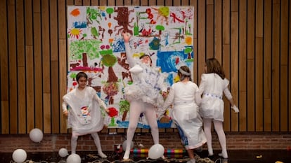 Alumnos del colegio  San Ramón y San Antonio de Madrid durante una función del programa de Educación Responsable de la Fundación Botín.