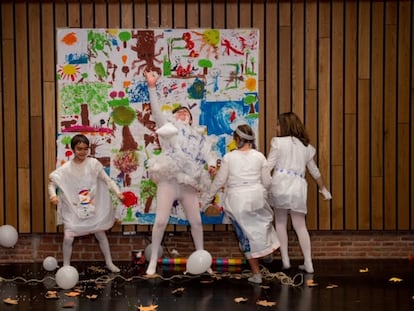 Alumnos del colegio  San Ramón y San Antonio de Madrid durante una función del programa de Educación Responsable de la Fundación Botín.