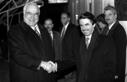 Helmut Kohl saluda a José María Aznar en El Escorial (Madrid) durante su visita a España el 23 de febrero de 1998.   