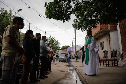 Un sacerdote celebra una misa en memoria de los muertos por cocaína envenenada en Puerta 8, un barrio marginal de las afueras de Buenos Aires, Argentina