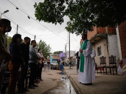 Un sacerdote celebra una misa en memoria de los muertos por droga envenenada en Puerta 8, un barrio marginal de las afueras de Buenos Aires, el 5 de febrero pasado.