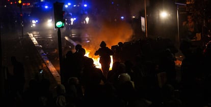 Manifestantes en las protestas, en Barcelona en la madrugada de 17 de octubre de 2019