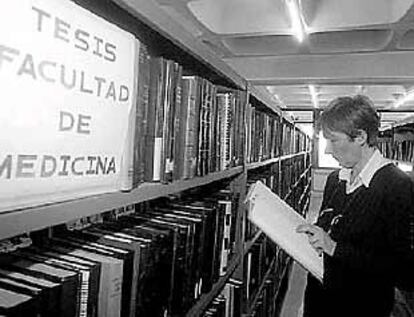 María Ángeles Bernaola repasa una tesis en la biblioteca de la UPV.