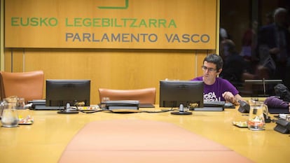 El abogado y expreso Txema Matanzas, antes de comparecer hoy ante la ponencia sobre Memoria y Convivencia del Parlamento vasco.