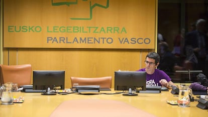 El abogado y expreso Txema Matanzas, antes de comparecer hoy ante la ponencia sobre Memoria y Convivencia del Parlamento vasco.