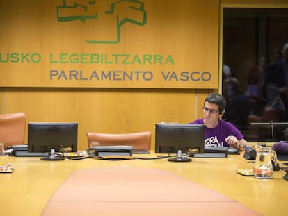 El abogado y expreso Txema Matanzas, antes de comparecer hoy ante la ponencia sobre Memoria y Convivencia del Parlamento vasco.
