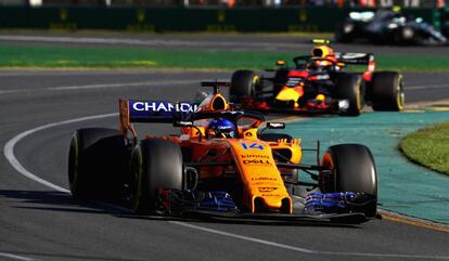 Fernando Alonso, perseguido por Vertappen durante un momento de la carrera en Australia.