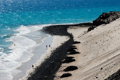 Un total de 26 kilómetros de bancos de arena separan Costa Calma de Morro Jable. Puede apetecer un paseo por la ventosa playa de la Barca, contemplando a los windsurfistas, o bien torrarse sin agobios en las desembocaduras de los barrancos de Los Canarios o del Mal Nombre, frente a aguas del color de la malaquita, sobre las que gravita un sol africano.