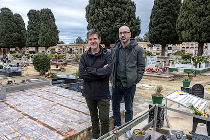 Paco Roca y Rodrigo Terrasa, autores de 'El abismo del olvido', fotografiados en el cementerio de Paterna (Valencia). 