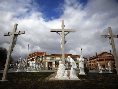Cruceiros y esculturas en un parque de Navalcarnero que cost&oacute; 212.000 euros