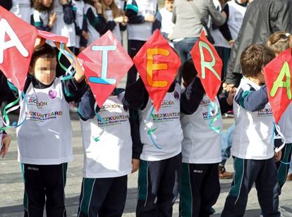 Alumnos de colegios de Bilbao, en un acto de la Campaña Mundial por la Educación.