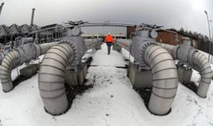 Un operario camina entre las tuberías de una estación de compresión de gas en Waidhaus (Alemania). EFE/Archivo