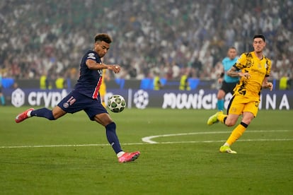 Desire Doue, del PSG, marca el segundo gol de su equipo durante la final.