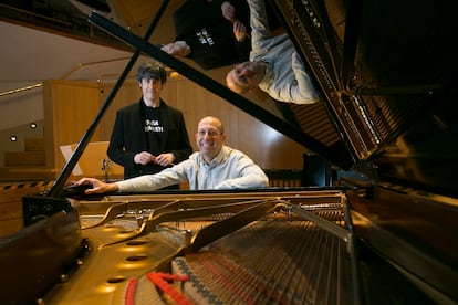 Nacho de Paz, director de orquesta ( de negro) y Alberto Rosado, pianista, en el Auditorio Nacional.