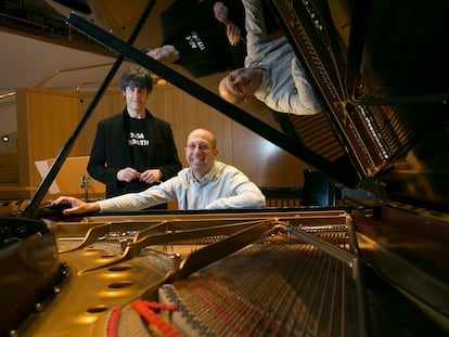 Nacho de Paz, director de orquesta ( de negro) y Alberto Rosado, pianista, en el Auditorio Nacional.