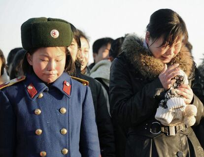 Residentes de Pyongyang lloran desconsoladamente la muerte de Kim Jong-il.