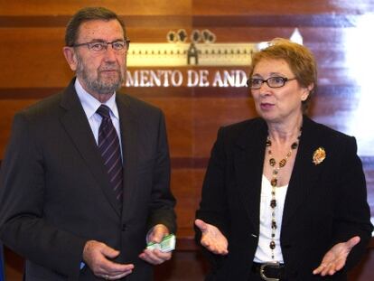 Manuel Gracia recibe el soporte informático de los presupuestos de 2013 esta miércoles.