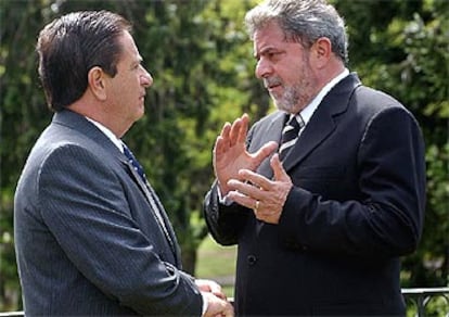 Eduardo Duhalde (izquierda) y Luiz Inácio <i>Lula</i> da Silva, ayer en Buenos Aires.