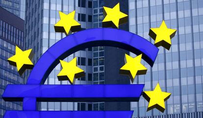 El símbolo del euro delante de la sede del BCE de Fráncfort