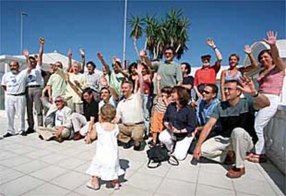 El grupo de premiados por la cartelera <b></b><i>Turia</i>, ayer, después de la comida en Canet.