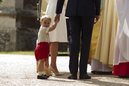 Jorge, de la mano de su padre, observa curioso lo que sucede a su alrededor.