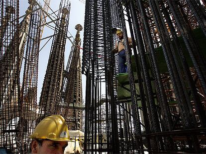 Operarios trabajando en el interior del templo de la Sagrada Familia.
