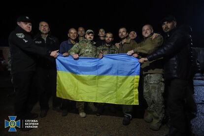Chernihiv Region (Ukraine), 22/09/2022.- A handout photo made available by the Press Service of the Security Service of Ukraine (SBU) on 22 September 2022 shows a group of Ukrainian prisoners of war (POW) holding a Ukrainian flag after their exchange, in the Chernihiv region, Ukraine. Ukraine has returned 215 prisoners from Russian captivity, including Mariupol's Azovstal steel plant fighters, who spent months defending the steel plant and surrendered in May during the Russian siege, according to Ukraine's Presidential Administration. (Rusia, Ucrania) EFE/EPA/SECURITY SERVICE OF UKRAINE HANDOUT -- MANDATORY CREDIT: SECURITY SERVICE OF UKRAINE -- HANDOUT EDITORIAL USE ONLY/NO SALES
