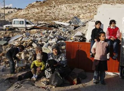 Una familia palestina, ante las ruinas de su casa en Jerusalén Este, demolida por orden del Gobierno israelí.