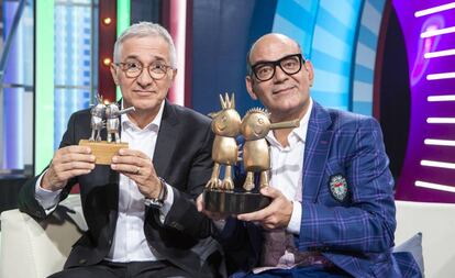 Sará y Corbacho sujetan los trofeos de los Gallifantes.