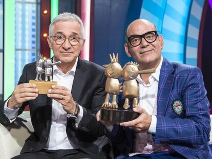 Sará y Corbacho sujetan los trofeos de los Gallifantes.