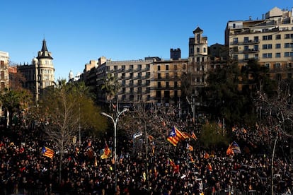 Já enchiam a parte de trás do palco, o percurso estava cheio e praticamente não se podia avançar. Os manifestantes traziam retratos dos prisioneiros, cartazes em favor da autodeterminação ou com frases que diziam "Agora eles julgam a todos".