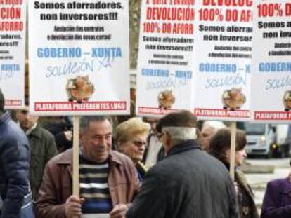 Afectados por las participaciones preferentes, durante una concentración. EFE/Archivo