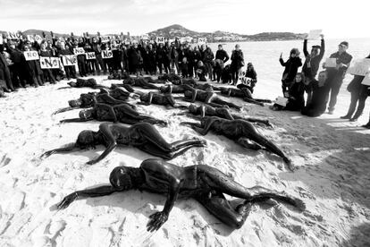 Los participantes en la performance, desnudos y cubiertos de petróleo, se han tumbado en la arena de la playa de Talamanca, a pesar del frío, simulando un grupo de delfines muertos. El acto ha durado 13 minutos para recordar que el día 13 de febrero de 2014 es el último para presentar las alegaciones contra la prospecciones petrolíferas que la empresa Cairn Energy tiene previstas realizar en las costas de Baleares y el golfo de Valencia.