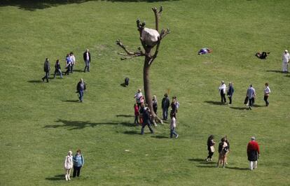 Visitantes de la Documenta 13 pasean alrededor de la obra &#039;Idee di Pietra&#039;, de Giuseppe Penone, en Kassel