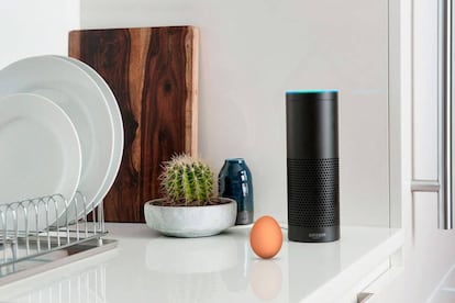 Altavoz Amazon Echo, funciona con el asistente Alexa y es de los más veteranos del mercado