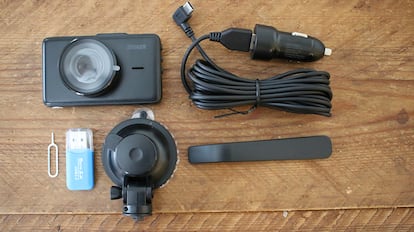 Dashcam sobre una mesa de madera