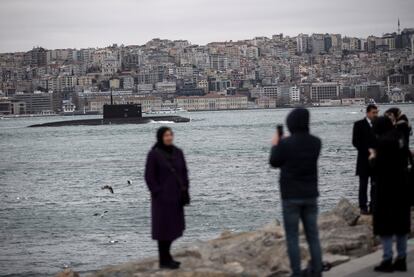 Un submarino ruso navegaba frente a la costa de Estambul procedente del mar Negro, donde Rusia realiza maniobras navales.