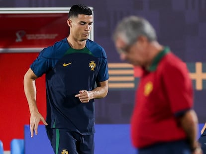 Cristiano Ronaldo y Fernando Santos, durante una sesión de entrenamiento, este lunes.