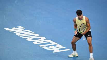 Carlos Alcaraz celebra un punto durante el partido contra Kecmanovic en la Rod Laver Arena.