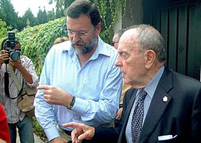 Mariano Rajoy y Manuel Fraga, en la residencia de éste en Perbes (A Coruña).