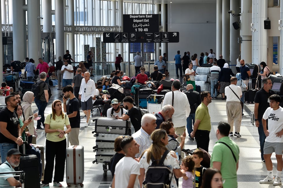 Colas de pasajeros en el aeropuerto Rafic Hariri de Beirut, en Líbano, este lunes. 