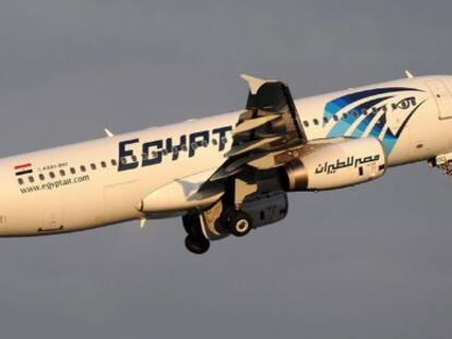 Fotograf&iacute;a de archivo fechada el 21 de abril de 2012 que muestra al Airbus A320 de la compa&ntilde;&iacute;a Egyptair registrado con la matr&iacute;cula SU-GCC en el aeropuerto de Estambul en Turqu&iacute;a. Los equipos de b&uacute;squeda del avi&oacute;n de Egyptair siniestrado en el Mediterr&aacute;neo el pasado 19 de mayo hallaron hoy la caja negra de la cabina, inform&oacute; el Ministerio egipcio de Aviaci&oacute;n Civil en un comunicado. EFE/Kivanc Ucan S&Oacute;LO USO EDITORIAL/PROHIBIDA SU VENTA