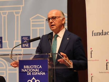 El presidente de la Fundaci&oacute;n Independiente, Aldo Olcese, en una de las jornadas en defensa del libro.