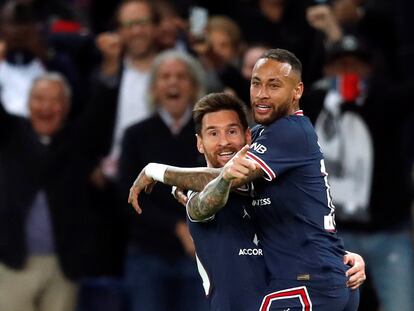 Messi celebra con Neymar el segundo gol del PSG contra el Manchester City.