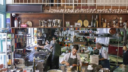 La cocina abierta del restaurante MachneYuda, que tiene locales en Londres y París.