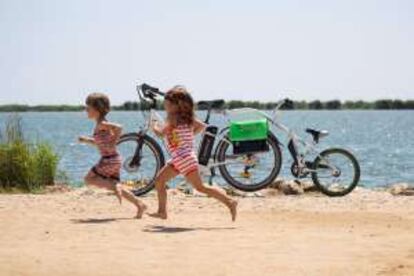 Dos niños jugando a orillas del delta del Ebro, en Tarragona.