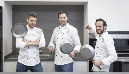 De izquierda a derecha, Ignacio Riesco, Álvaro García y el chef Luis Centenera, fundadores de Contacto Cocina.