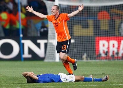 Angre Ooijer celebra la victoria de Holanda mientras el brasileño Daniel Alves, en el suelo, se lamenta de la eliminación de la <i>Canarinha</i> del Mundial.