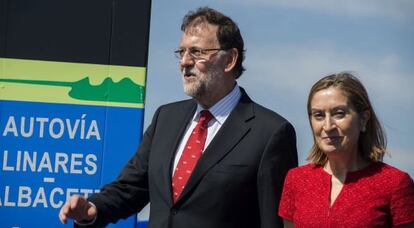 El presidente del Gobierno, Mariano Rajoy, acompa&ntilde;ado por la ministra de Fomento, Ana Pastor, durante la puesta en servicio en Ja&eacute;n del tramo Linares-Ibros de la Autov&iacute;a A-32.